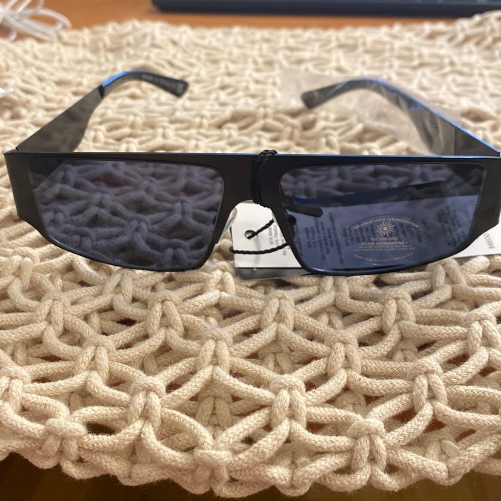 Pretty Little thing Black Matt Metal Frame Slim Visor Sunglasses NWT - Picture 3 of 6